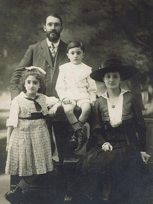 Eugène Boulle, sa femme Thérèse,   Suzanne (soeur aînée) et Pierre.